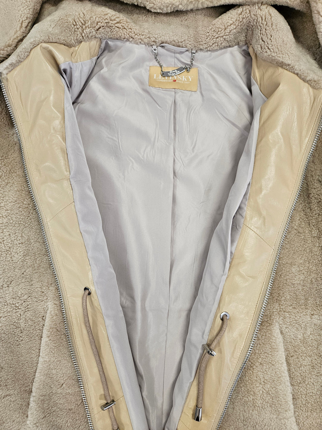 Delaney, 87 cm. - Hood Curly Lamb - Women Dark Beige