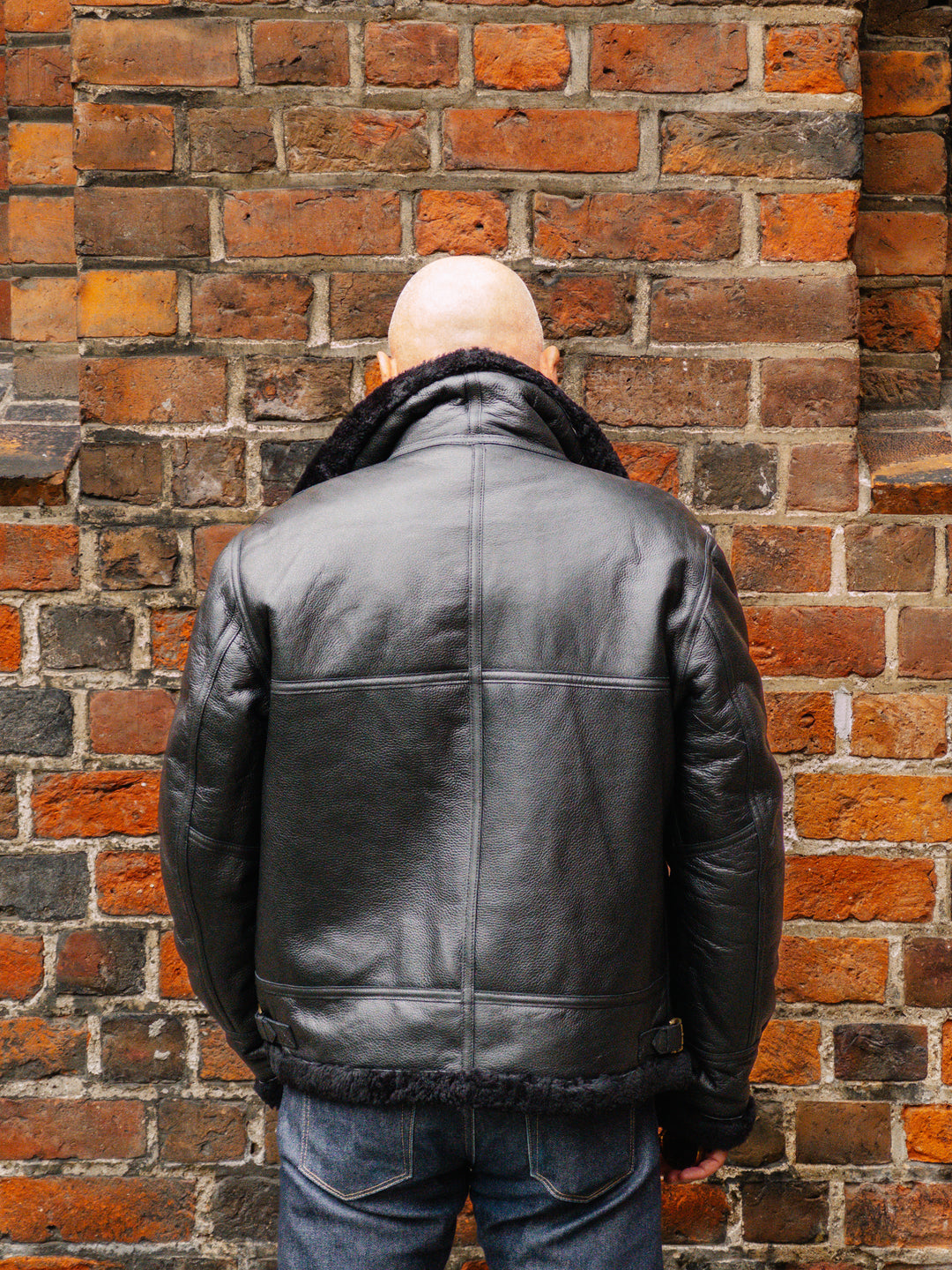 Ilian, 69 cm. - krave - lam crackle - mand - sort