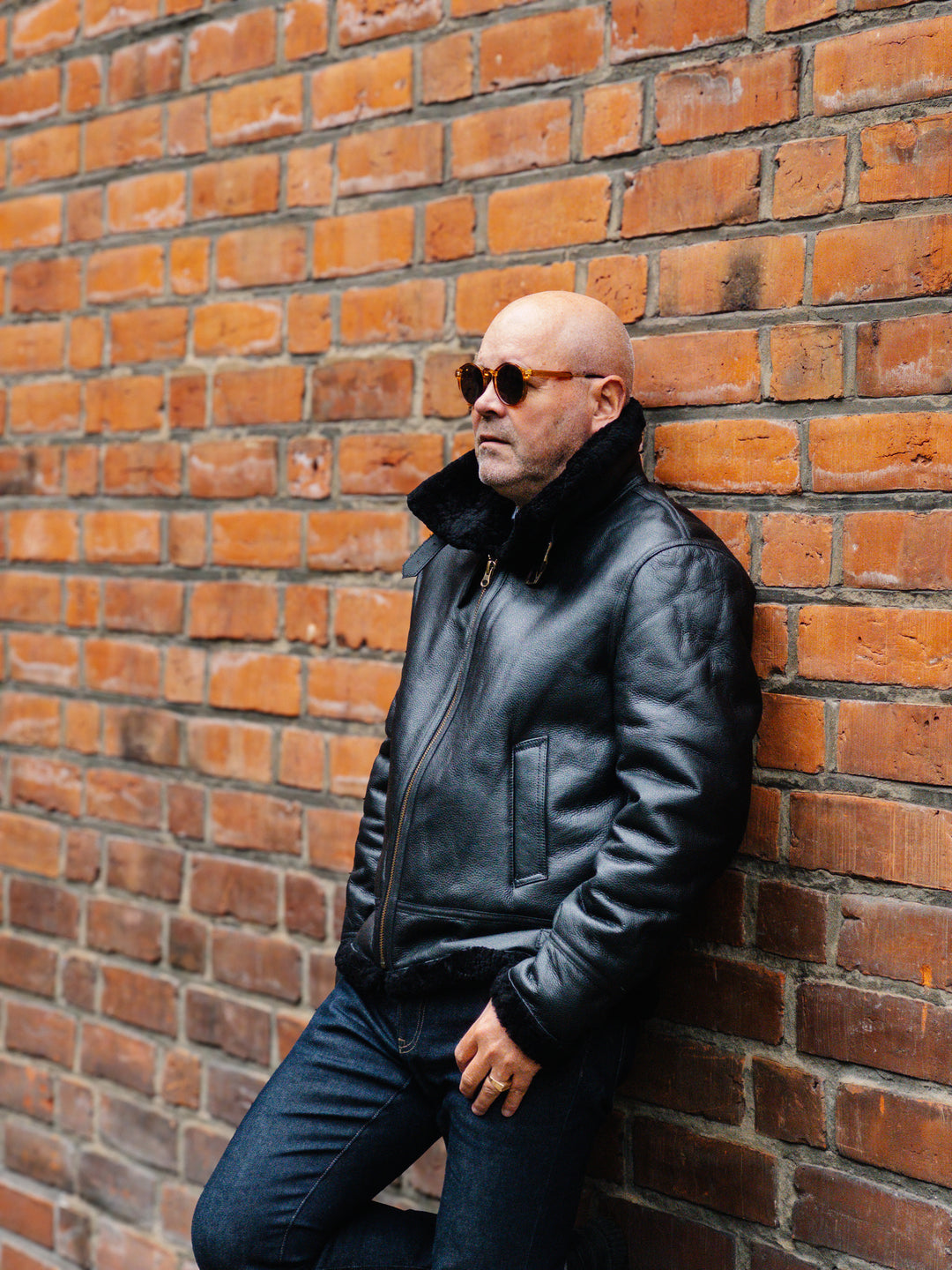 Ilian, 69 cm. - krave - lam crackle - mand - sort