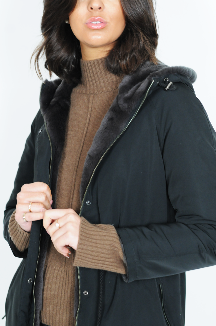 17611 - Black Parka Coat med pelsfor - Kvinner