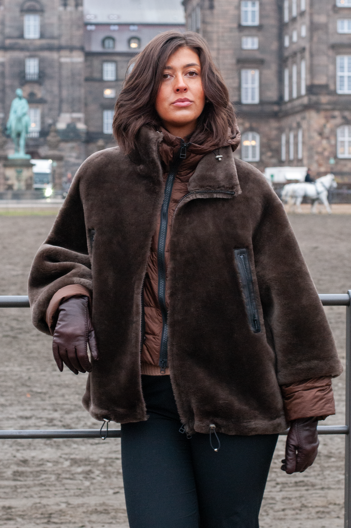 Idane, 69 cm. - Huva - Lamm rakt hår - Dam - Brun