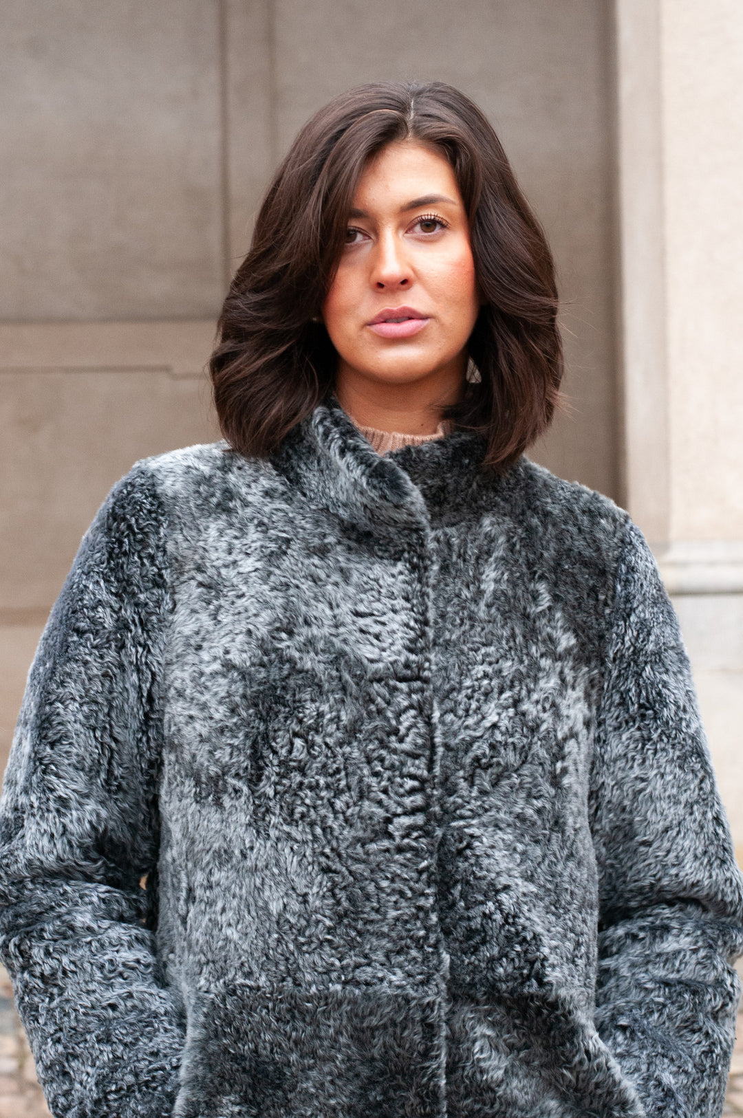 Innocente, 125 cm. - Krage - La Coon Lamb - Dam - Svart