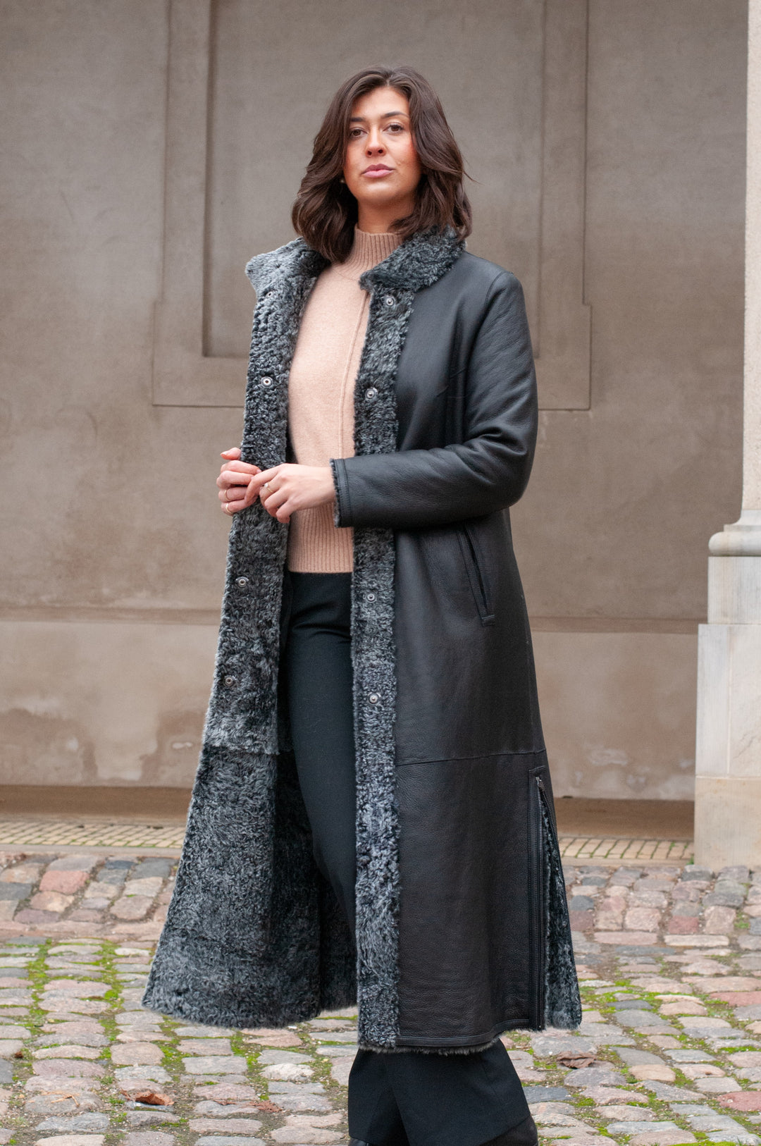 Innocente, 125 cm. - Krage - La Coon Lamb - Dam - Svart