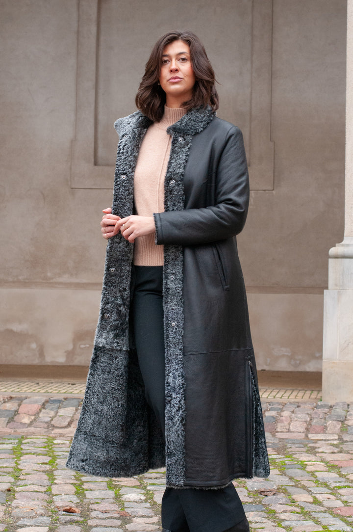 Innocente, 125 cm. - Krage - La Coon Lamb - Dam - Svart