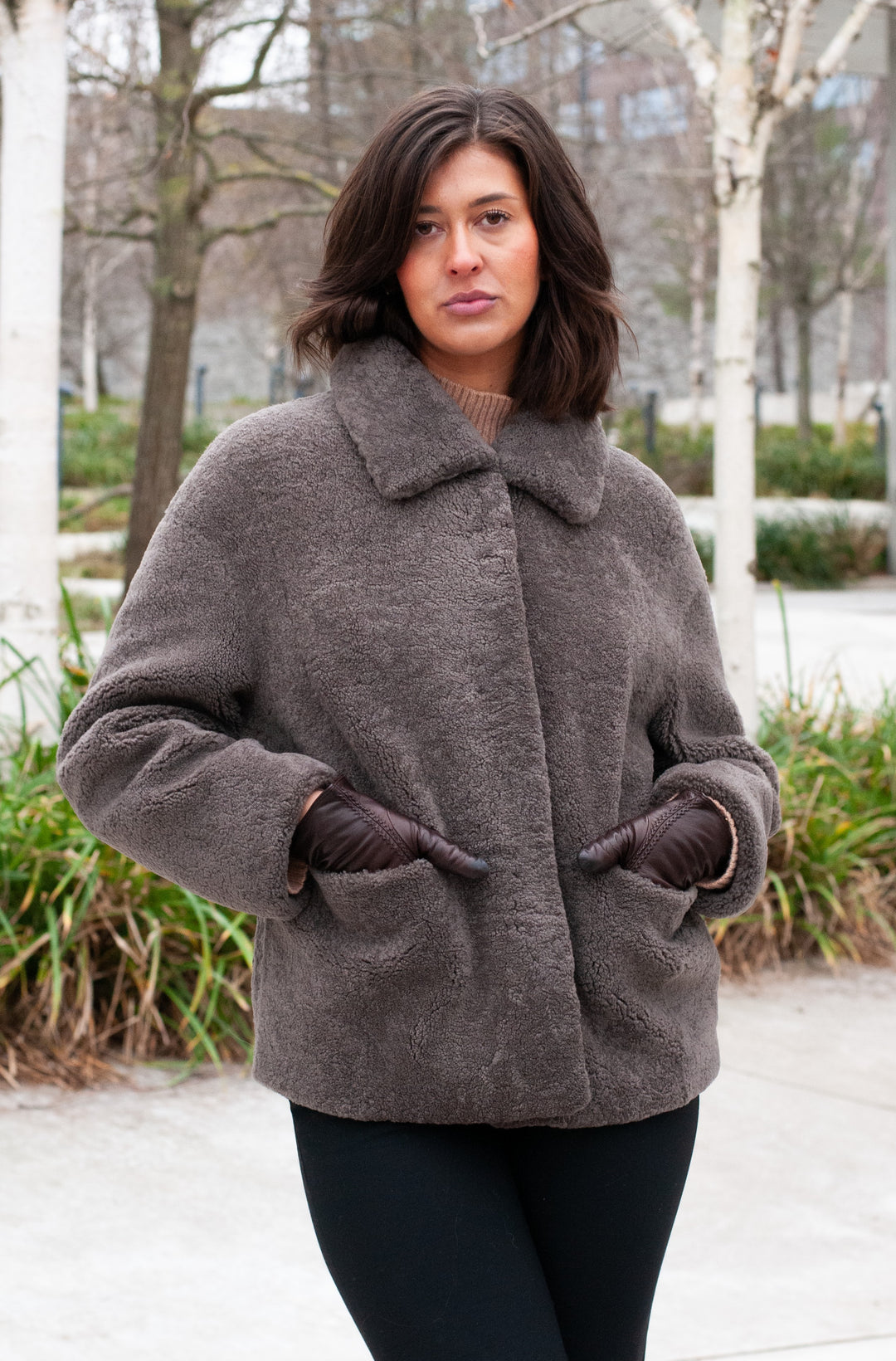 Irene, 65 cm. - krage - krøllete lam - kvinner - taupe