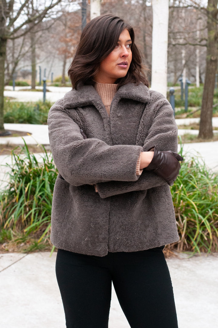 Irene, 65 cm. - krage - krøllete lam - kvinner - taupe