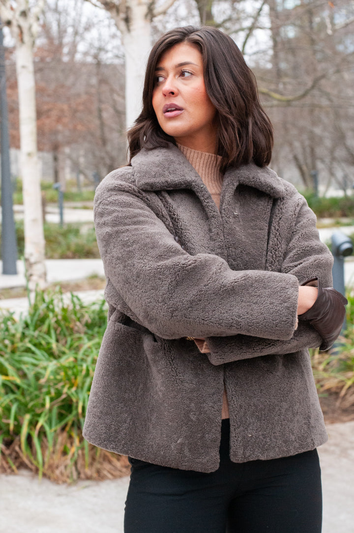 Irene, 65 cm. - krage - krøllete lam - kvinner - taupe