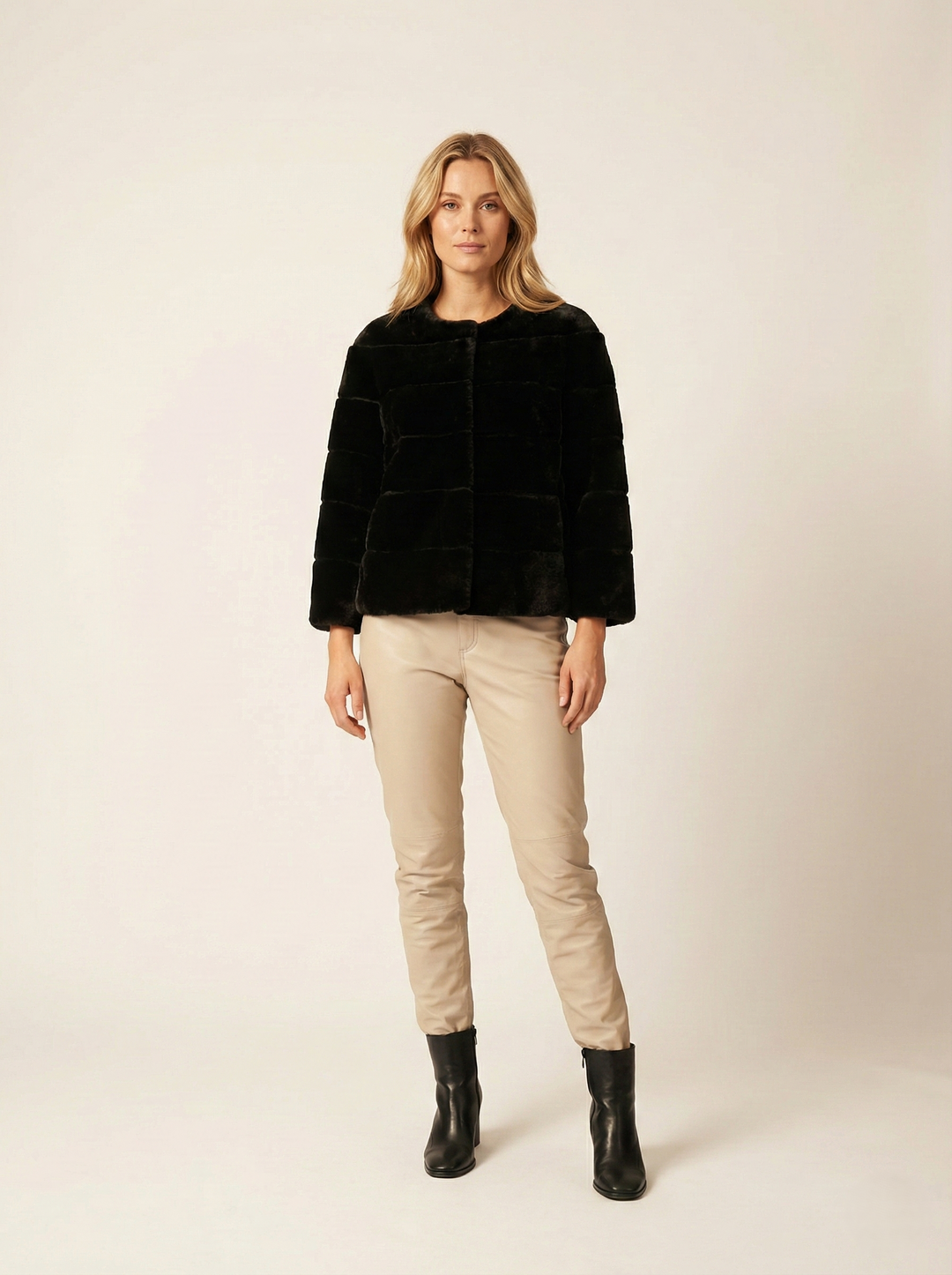 Horiane, 55 cm. - Hair raide d'agneau - femmes - noir