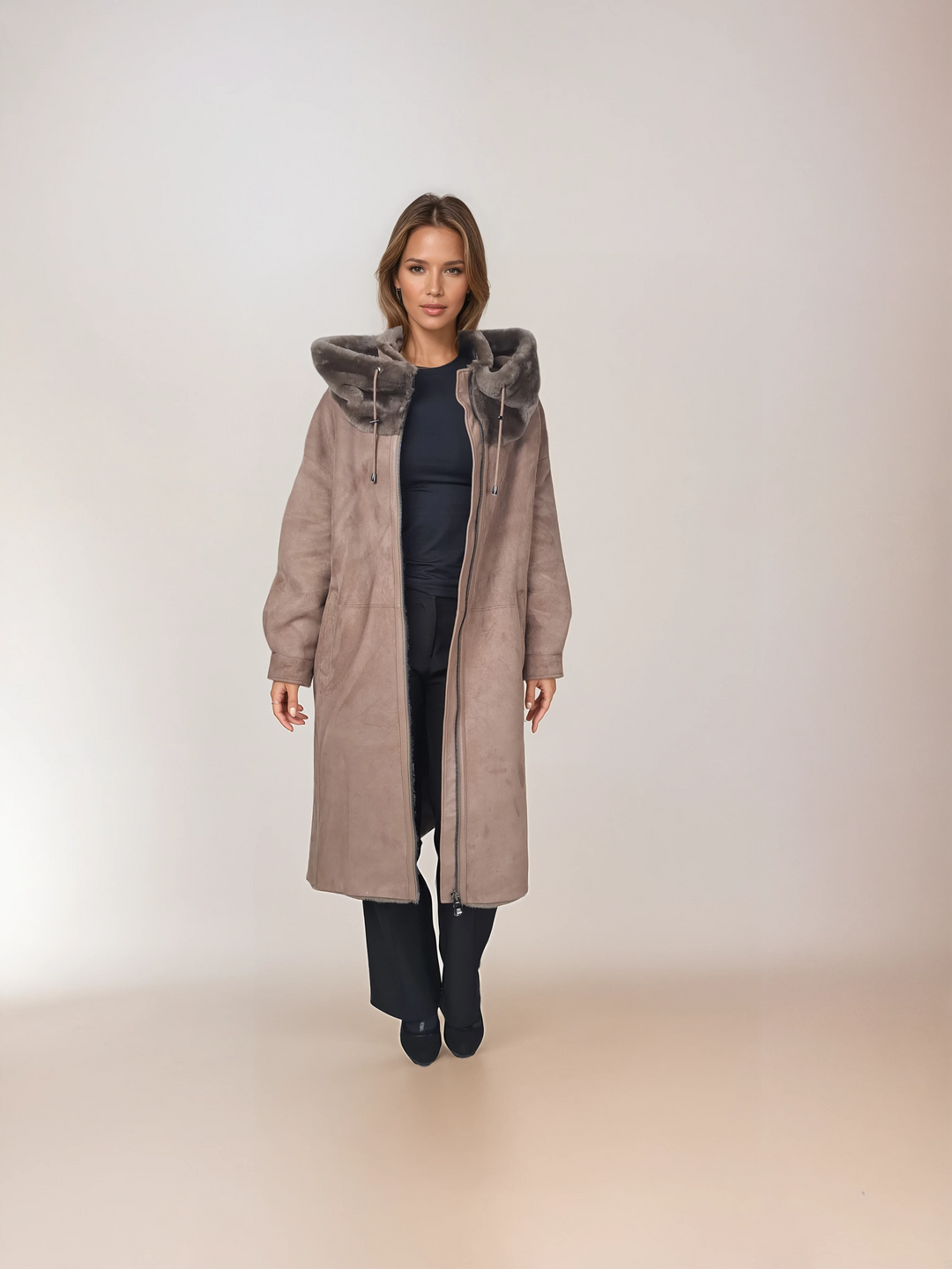 Ny Gabiana, 108 cm. - Hætte - Ruskindslam - Damer - Mørk eg