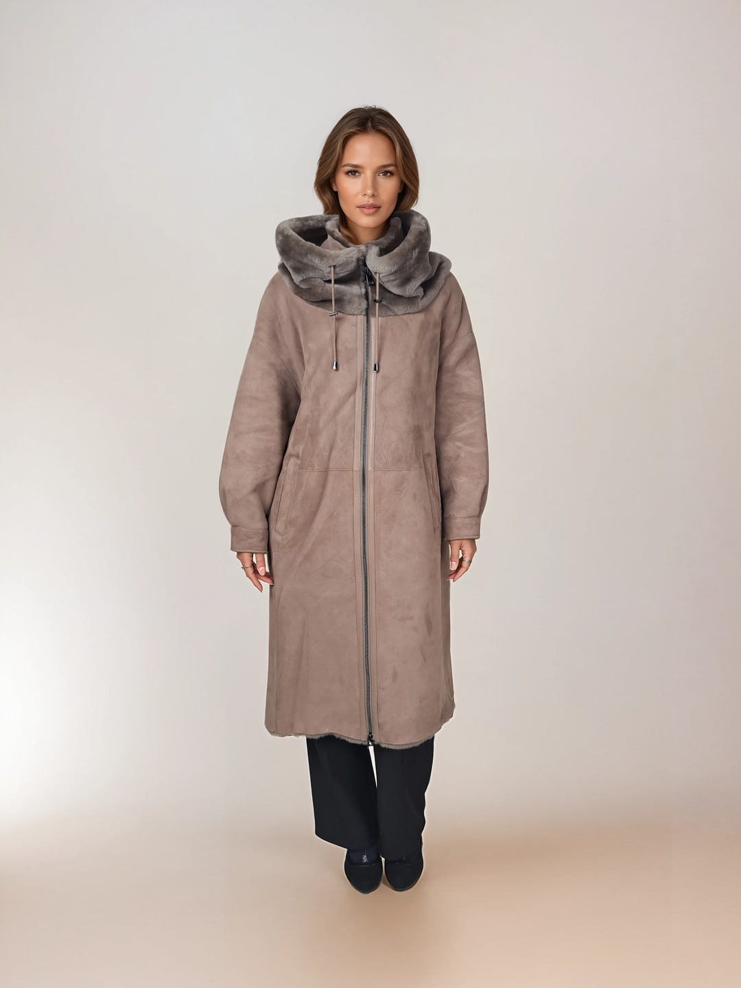 Ny Gabiana, 108 cm. - Hætte - Ruskindslam - Damer - Mørk eg