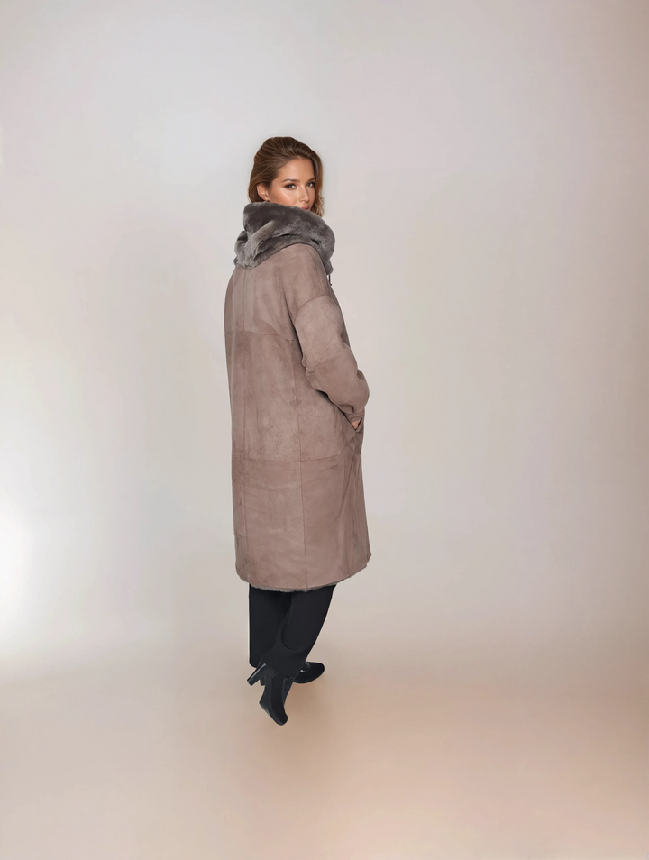 Ny Gabiana, 108 cm. - Hætte - Ruskindslam - Damer - Mørk eg