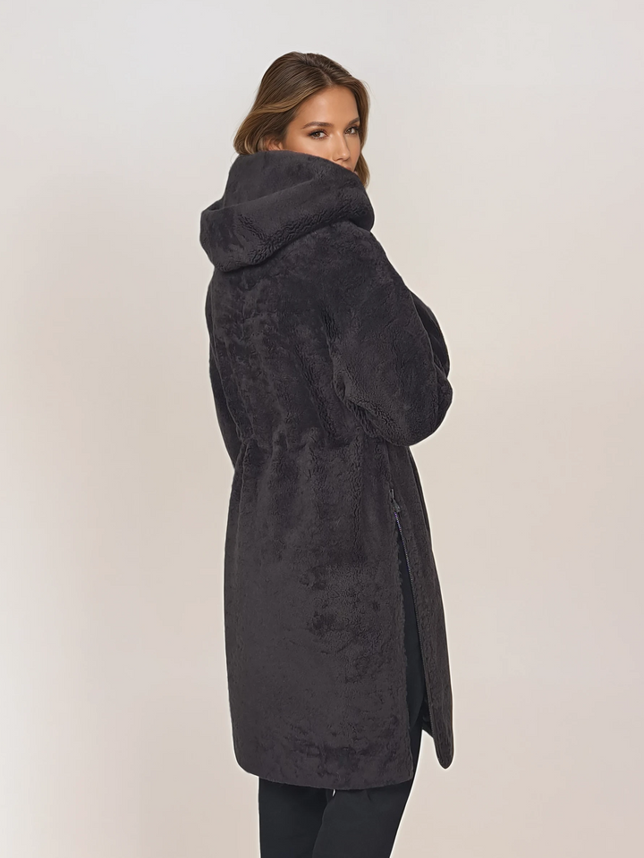 Iluka, 100 cm. - Hætte - Krøllet lam - Kvinder - Kaffe