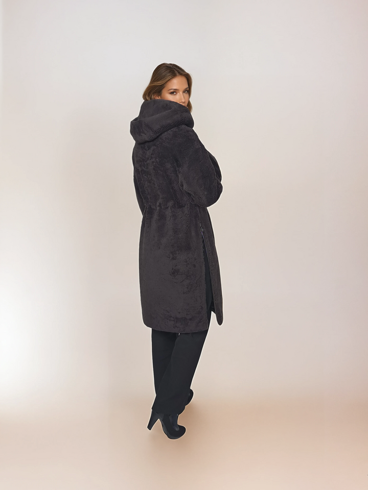 Iluka, 100 cm. - Hætte - Krøllet lam - Kvinder - Kaffe