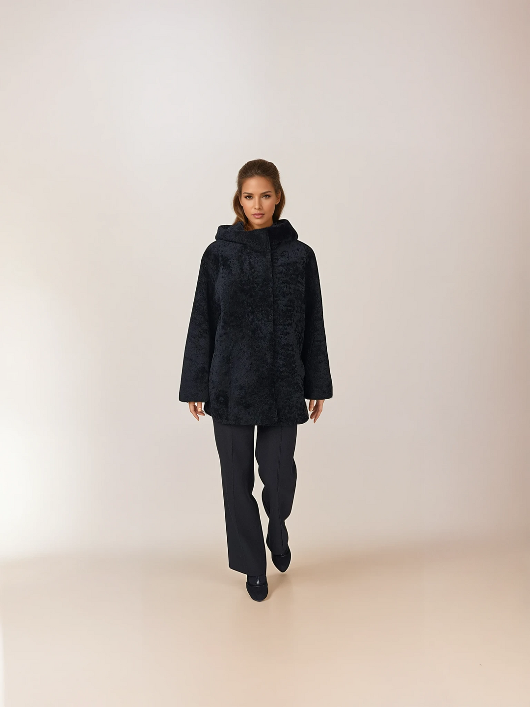 Trinité, 73 cm. - Hood - Agneau bouclé - Femmes - noir