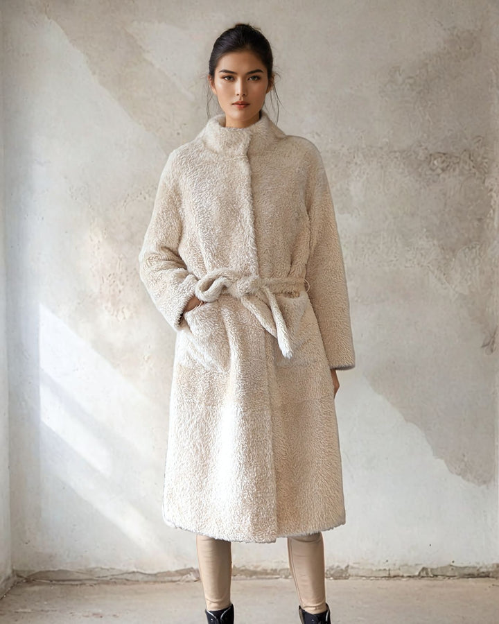 Ilga, 109 cm. - Krage - La Coon Lamb - Dam - Beige