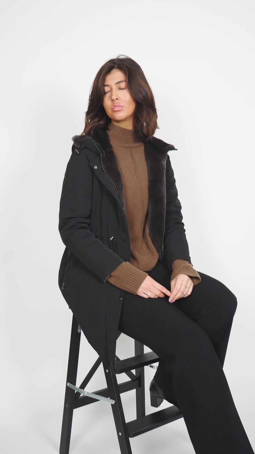 17611 - Black Parka Coat med pelsfor - Kvinner