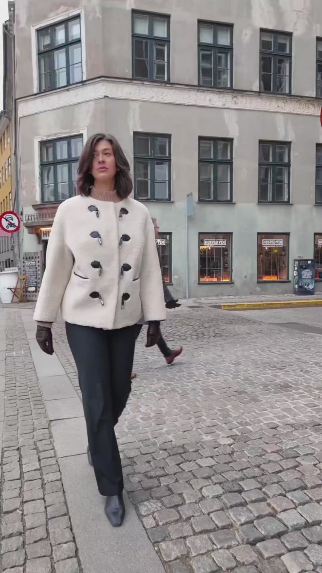 Ila, 65 cm. - Lockigt lamm - Dam - Beige