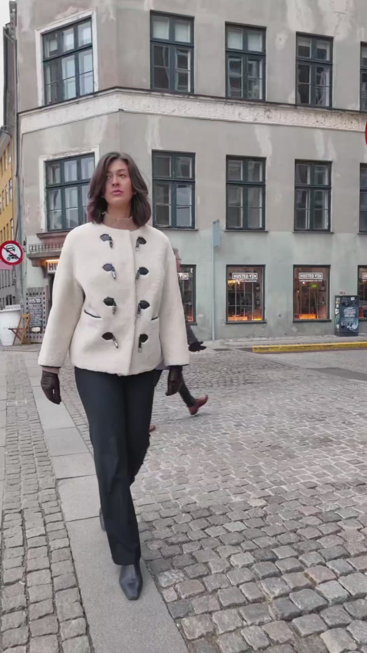 Ila, 65 cm. - Lockigt lamm - Dam - Beige