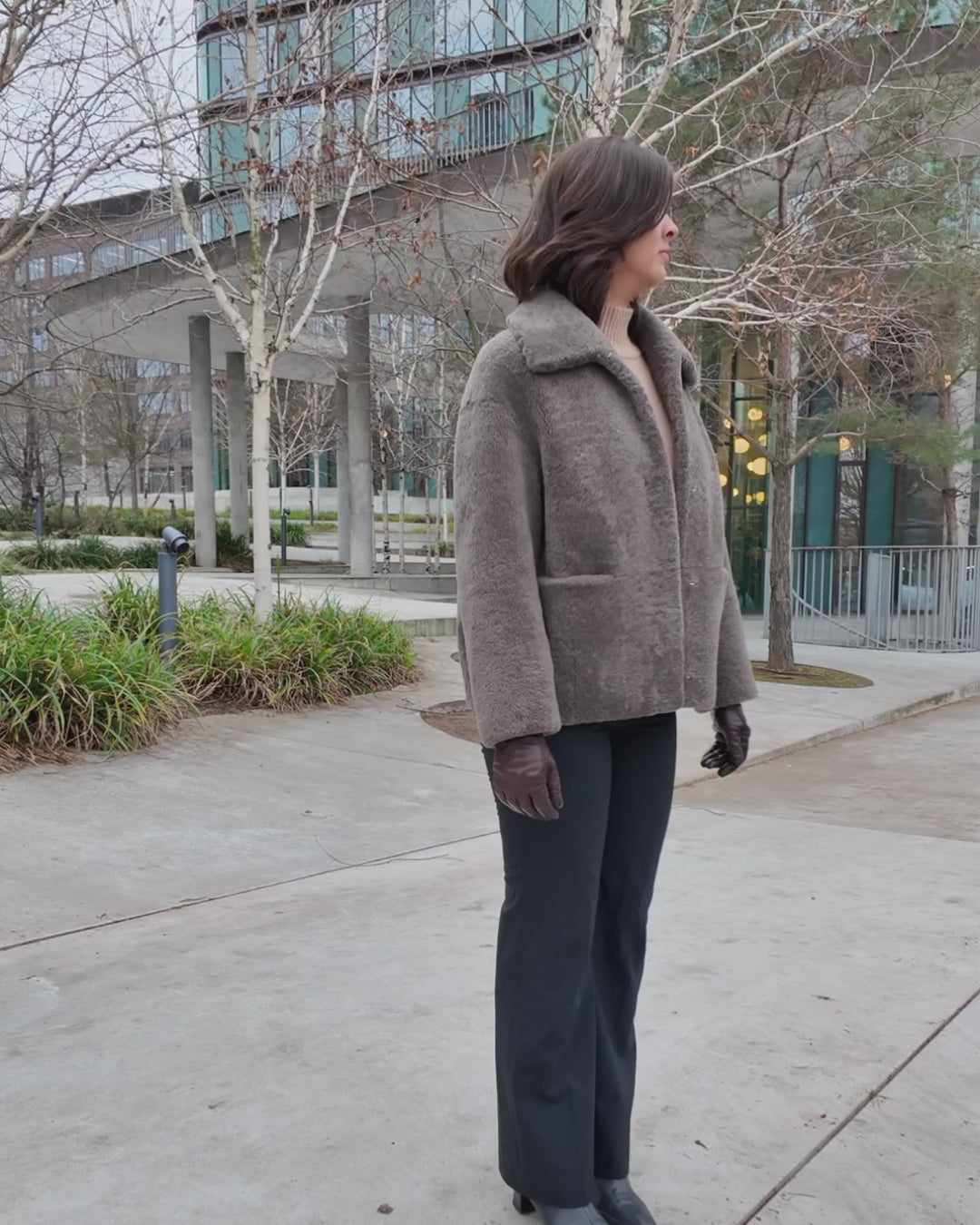 Irene, 65 cm. - krage - krøllete lam - kvinner - taupe