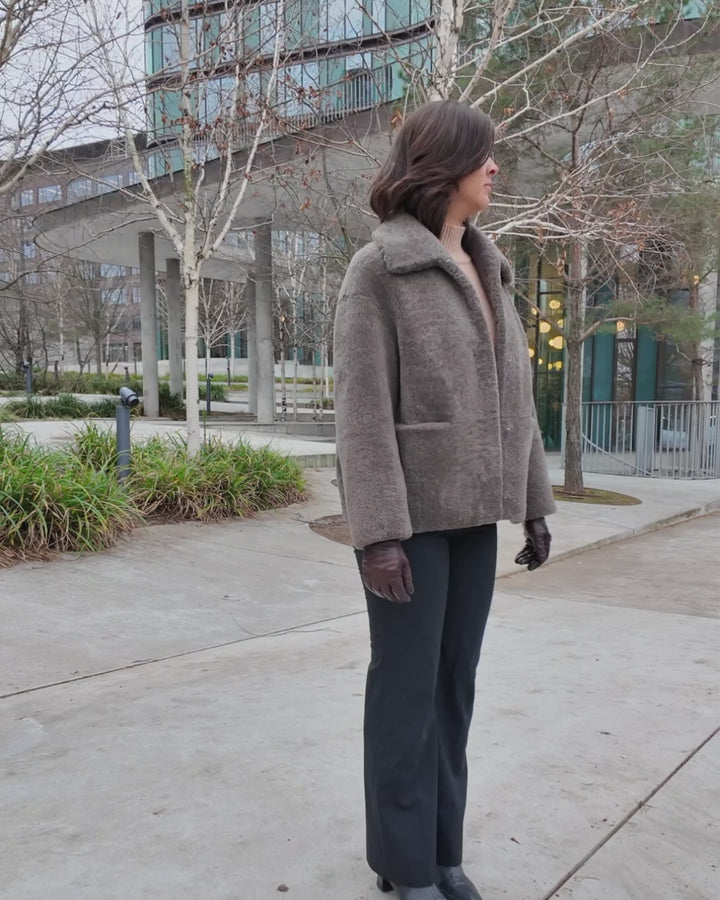 Irene, 65 cm. - krage - krøllete lam - kvinner - taupe