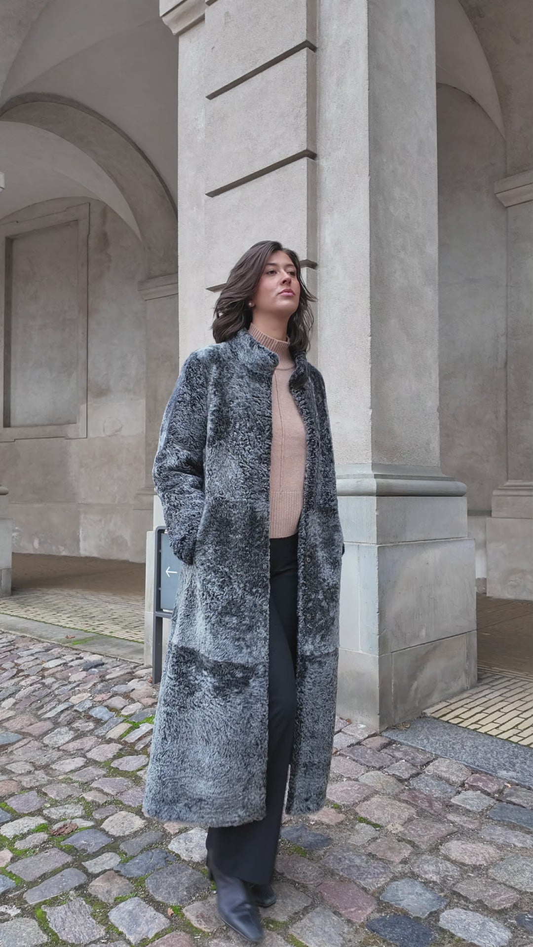 Innocente, 125 cm. - Krage - La Coon Lamb - Dam - Svart