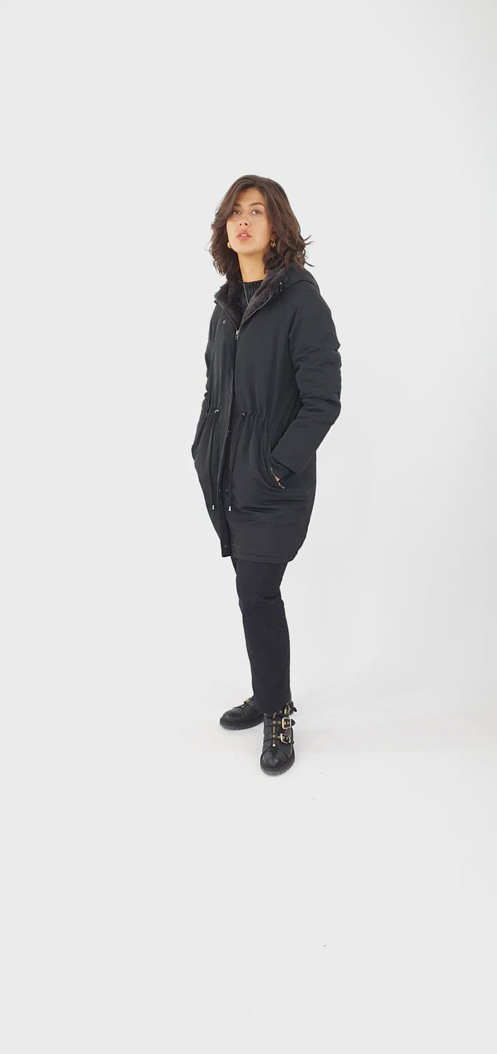 17611 - Black Parka Coat med pelsfor - Kvinner